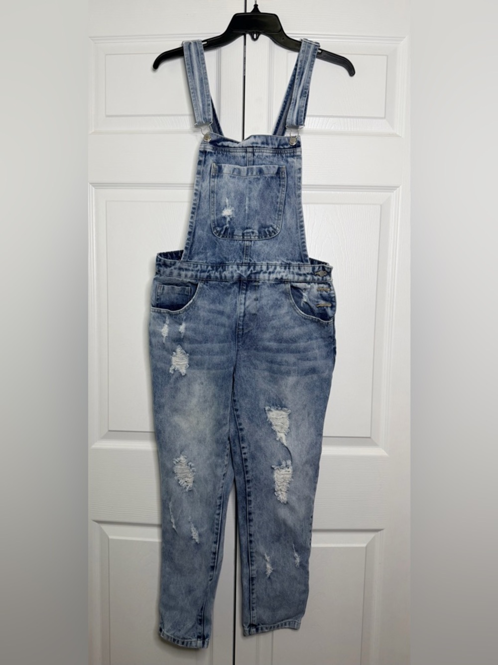 Forever 21 Women’s Distressed Light Blue Denim Overalls size M Short